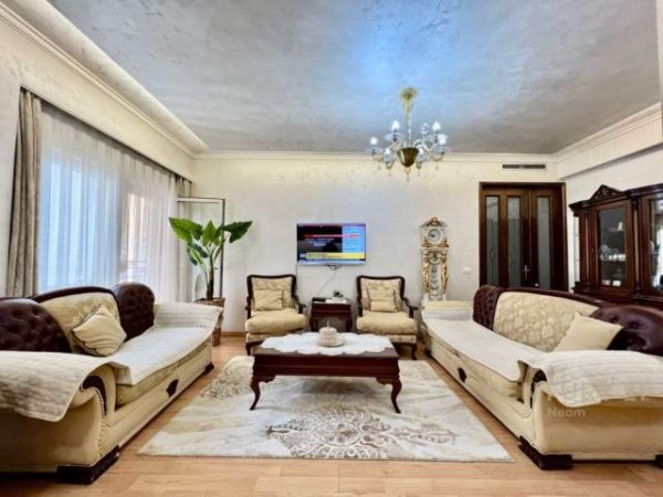 Tirane, jepet me qera apartament 3+1 150 m² 1.200 Euro (Pazari i Ri)