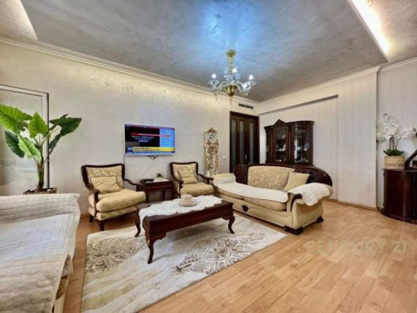 Tirane, jepet me qera apartament 3+1 Kati 4, 150 m² 1.200 Euro (Pazari i Ri)