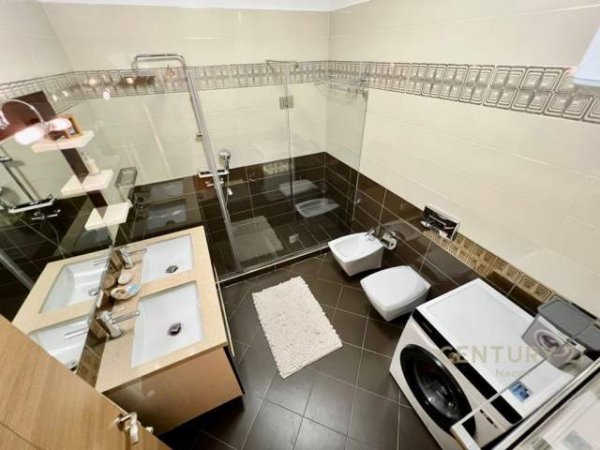 Tirane, jepet me qera apartament 3+1 150 m² 1.200 Euro (Pazari i Ri)