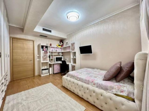 Tirane, jepet me qera apartament 3+1 Kati 4, 150 m² 1.200 Euro (Pazari i Ri)