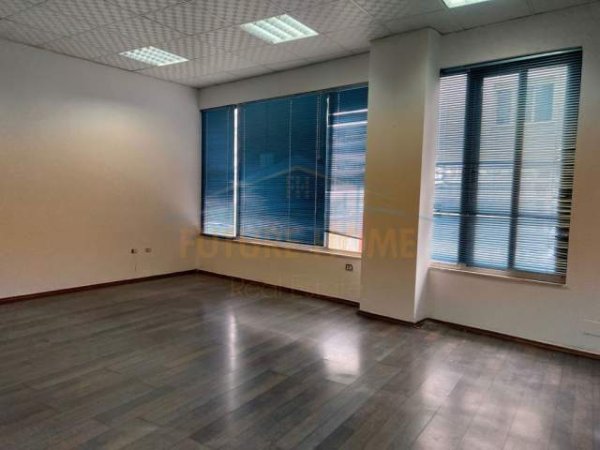Tirane, jepet me qera ambjent biznesi Kati 1, 183 m² 2.200 Euro (Komuna e Parisit)