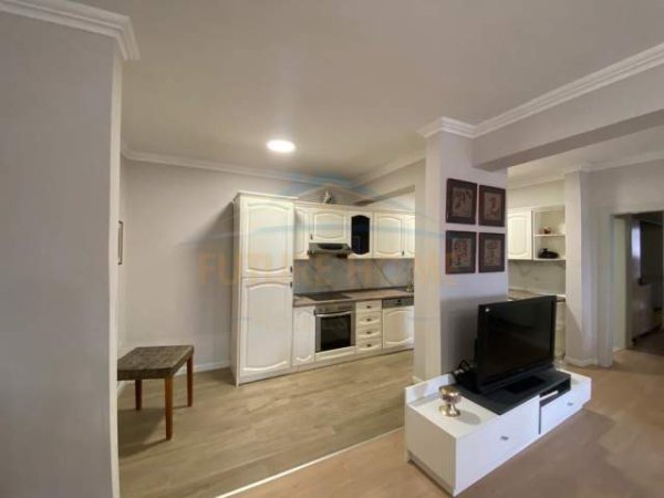 Tirane, jepet me qera apartament Kati 6, 129 m² 900 Euro (Qender)