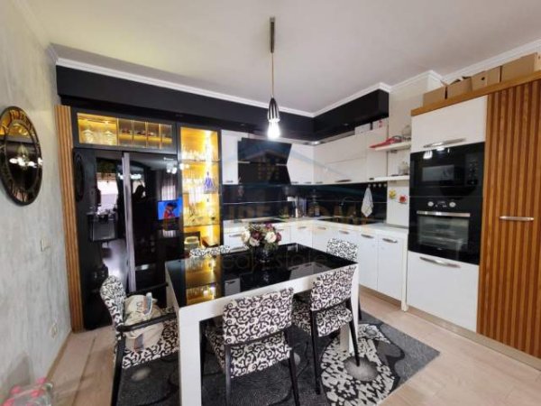 Tirane, jepet me qera apartament Kati 7, 100 m² 800 Euro (Blloku)