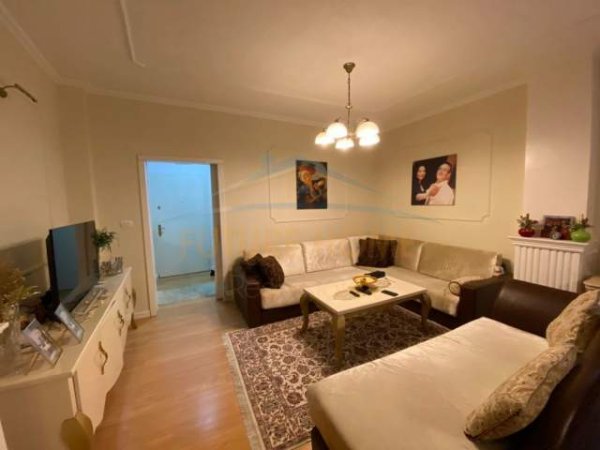 Tirane, jepet me qera apartament 2+1 Kati 3, 103 m² 800 Euro