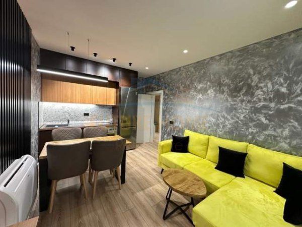Tirane, jepet me qera apartament Kati 1, 95 m² 900 Euro (Rruga e Kavajës)