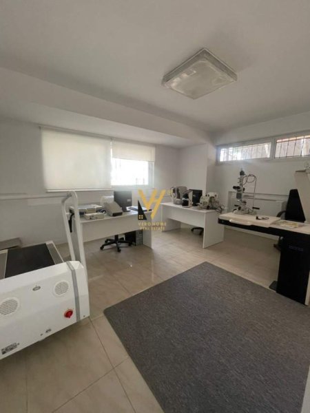 Tirane, jepet me qera zyre Kati 1, 200 m² 1.200 Euro (rruga e kavajes)