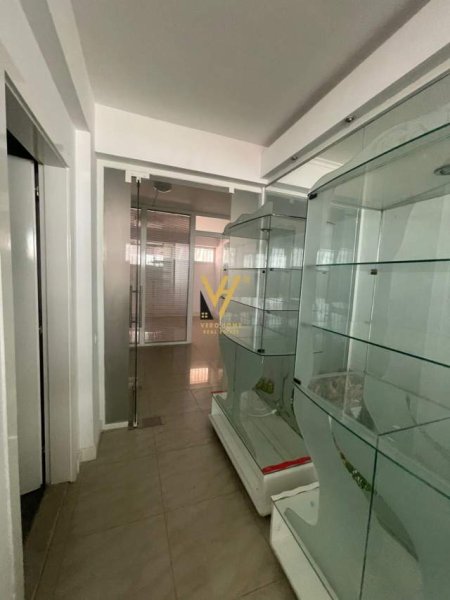 Tirane, jepet me qera zyre Kati 1, 200 m² 1.200 Euro (rruga e kavajes)