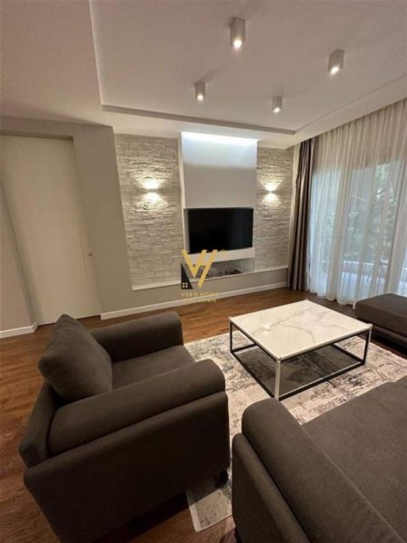 Tirane, jepet me qera apartament 2+1 Kati 1, 125 m² 1.000 Euro (kopshti botanik)