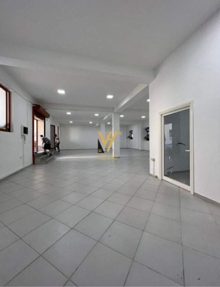 Tirane, jepet me qera ambjent biznesi Kati 0, 260 m² 1.300 Euro (don bosko)