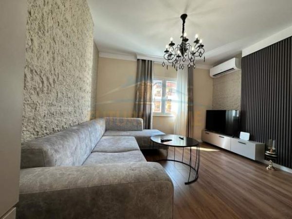 Tirane, jepet me qera apartament 2+1 Kati 7, 900 Euro (Komuna Parisit)