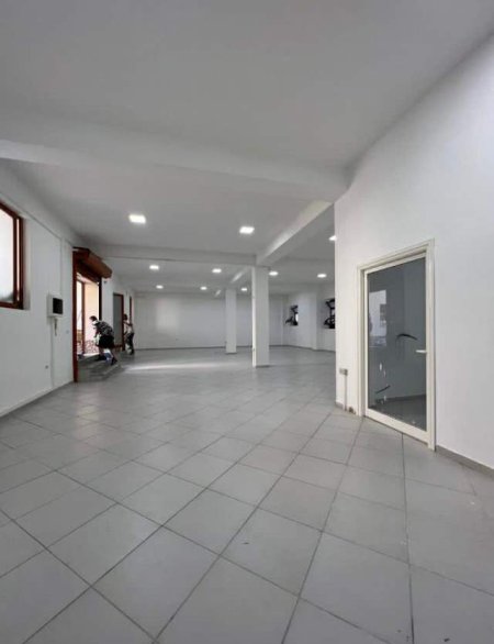 Tirane, jepet me qera ambjent biznesi Kati 0, 260 m² 1.300 Euro (DON BOSKO)