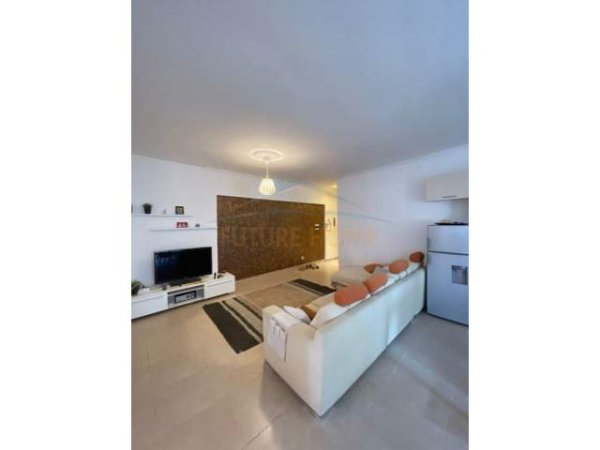Tirane, jepet me qera apartament 2+1 Kati 10, 85 m² 600 Euro (KOMUNA E PARISIT)