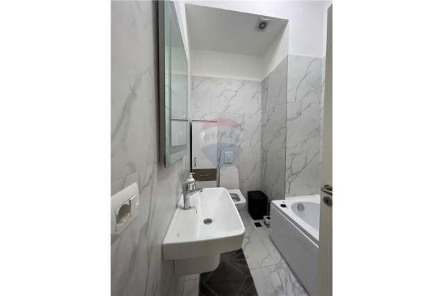 Tirane, jepet me qera apartament 2+1 120 m² 650 Euro