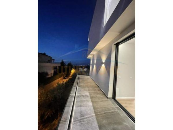 Tirane,  Vile 3+1 Kati 1, 400 m² 3.000 Euro (LIQENI I THATE)