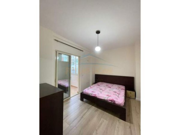 Tirane, jepet me qera apartament 1+1 Kati 3, 450 Euro (Rruga Bill Klinton)