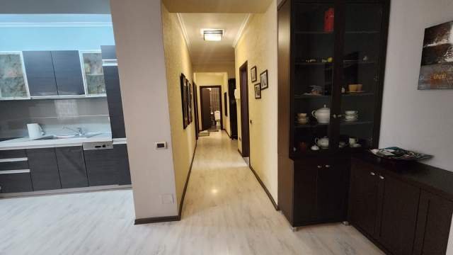 Tirane, jepet me qera apartament 2+1 Kati 2, 100 m² 700 Euro (ish Ekspozita)