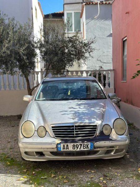 Tirane, shitet makine Mercedes-Benz E 220 CDI Viti 2000, 1.400 Euro