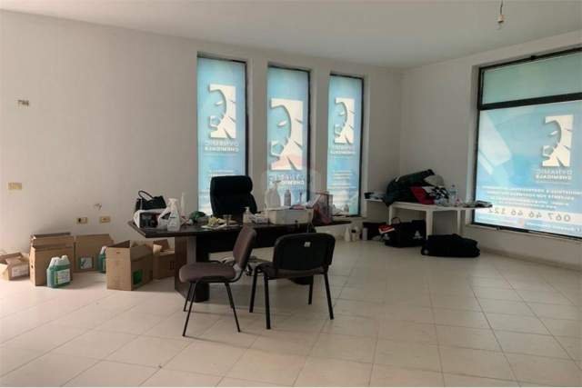 Tirane, ofert zyre Kati 0, 80 m² 300 Euro (Kopshti Zoologjik, Rruga "Eduart Mano")