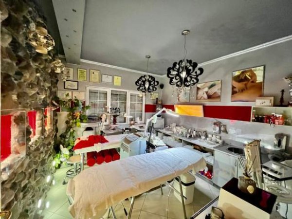 Tirane, jepet me qera ambjent biznesi Kati 1, 200 m² 5.500 Euro (Pazari Ri)