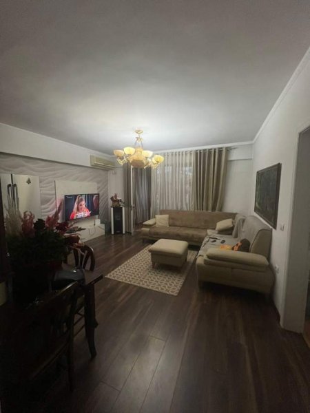 Tirane, jepet me qera apartament 3+1 Kati 4, 150 m² 900 Euro (Myslym Shyri)