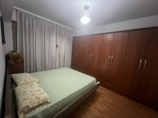 Tirane, jepet me qera apartament 3+1 Kati 4, 150 m² 800 Euro (Myslym Shyri)