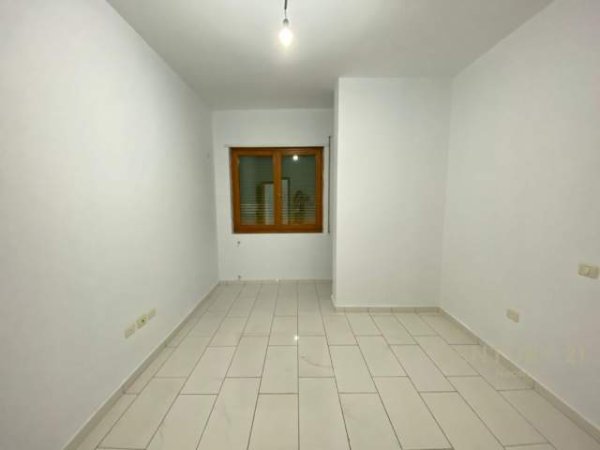Tirane, jepet me qera apartament 2+1+BLK Kati 1, 135 m² 600 Euro (Liqeni i Thate)