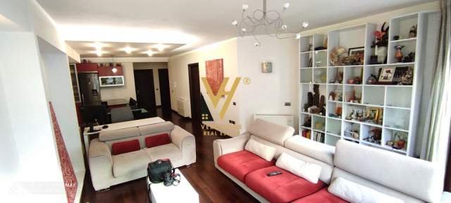 Tirane, shitet apartament 3+1 Kati 2, 174 m² 300.000 Euro (kopshti botanik)