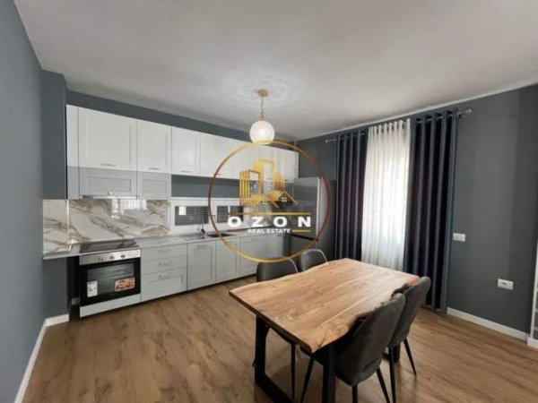 Tirane, jap me qera apartament 2+1 Kati 2, 150 m² 850 Euro (Kopshti Botanik)