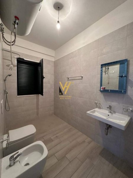 Tirane, jepet me qera apartament 2+1 Kati 1, 100 m² 400 Euro (UNAZA E RE)