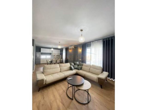 Tirane, ofert apartament 2+1 Kati 2, 135 m² 850 Euro (Kopshtit Botanik, pranë Xhamisë)