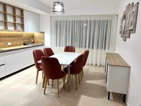 Tirane, jepet me qera apartament 3+1 Kati 1, 140 m² 900 Euro (KODRA E DIELLIT)