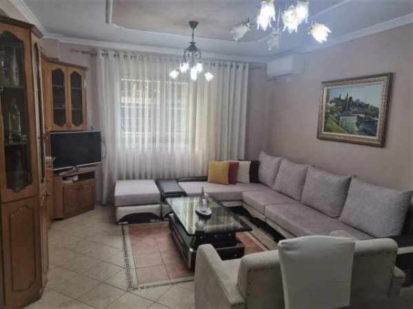Tirane, jepet me qera apartament 2+1 Kati 7, 102 m² 550 Euro (Rruga e Barrikadave)