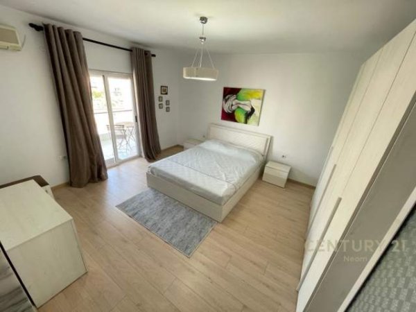 Tirane, jepet me qera apartament 2+1 Kati 4, 120 m² 750 Euro (Komuna e Parisit)