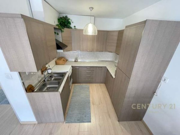 Tirane, jepet me qera apartament 2+1 Kati 4, 120 m² 750 Euro (Komuna e Parisit)