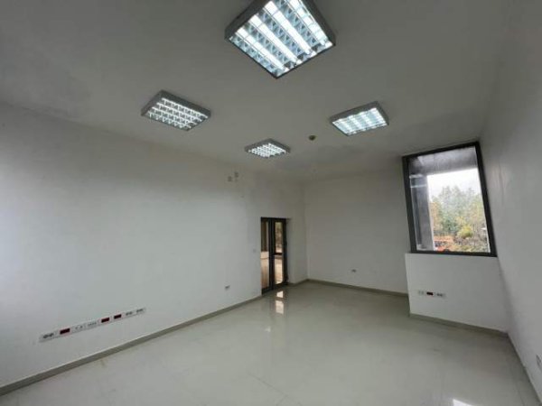 Tirane, jepet me qera godine biznesi 3 kate 600 m² (Kombinat)