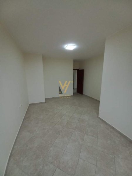 Tirane, jepet me qera apartament 3+1 Kati 6, 140 m² 500 Euro (RRUGA E BARRIKADAVE)