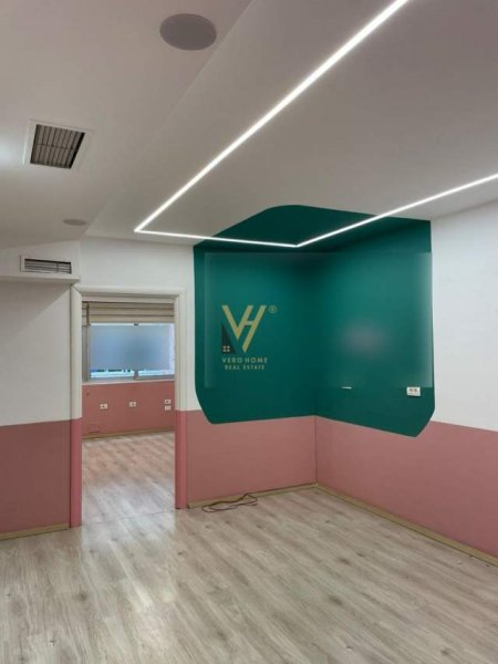 Tirane, jepet me qera zyre Kati 2, 60 m² 500 Euro (KOMUNA E PARISIT)