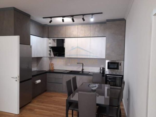 Tirane, jepet me qera apartament 2+1+BLK Kati 8, 100 m² 1.000 Euro (Rruga Qemal Stafa)