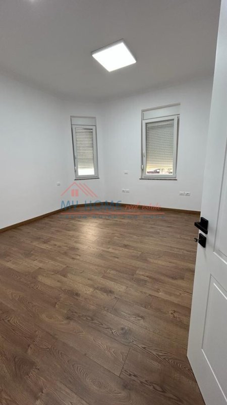 Tirane, jepet me qera zyre Kati 2, 140 m² 1.500 Euro (Rruga e Durresit)
