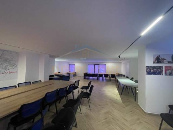 Tirane, jepet me qera ambjent biznesi Kati 1, 168 m² 2.000 Euro (rruga e dibres)