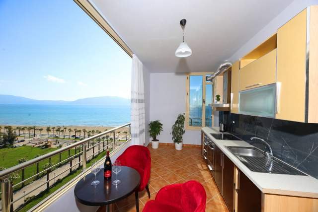 Vlore, jepet me qera apartament 2+1+A+BLK Kati 10, 120 m² 70 Euro, me pamje panoramike nga deti -  Lungomare