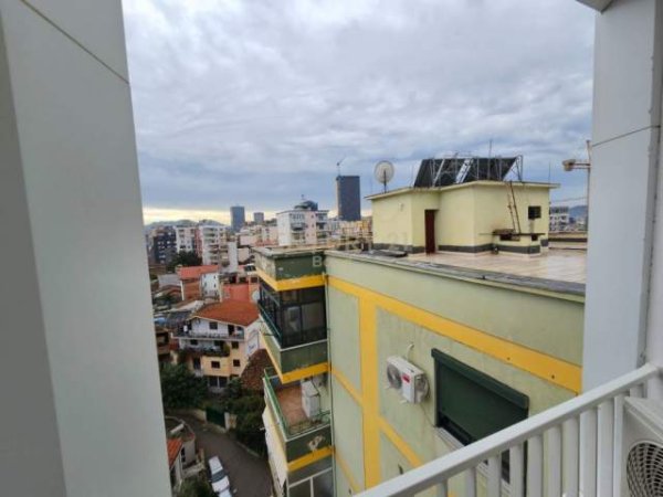 Tirane, jepet me qera apartament 1+1 Kati 4, 67 m² 700 Euro (Rr.Barrikadave)