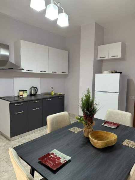 Jepet  apartament me qera ditore 2+1+A+BLK Kati 4, 109 m² 65 Euro/nata Blloku