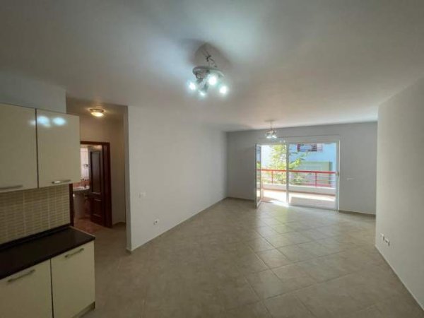 Tirane, shitet apartament 2+1 Kati 3, 145 m² 225.000 Euro (Kompleksi Kolombo), Liqeni i Thate