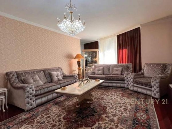 Tirane, jepet me qera apartament 2+1 Kati 8, 140 m² 1.500 Euro (blloku)