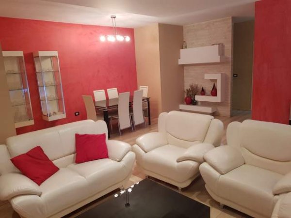 Tirane, jepet me qera apartament 2+1+BLK Kati 9, 117 m² 750 Euro (Rruga e Barrikadave)