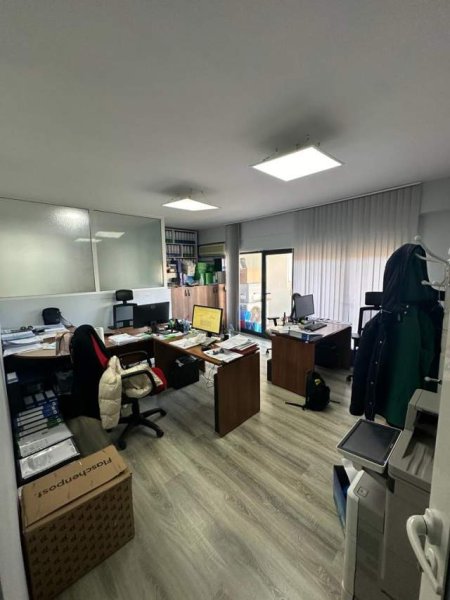 Tirane, jepet me qera ambjent biznesi Kati 4, 140 m² 1.300 Euro (Bllok)