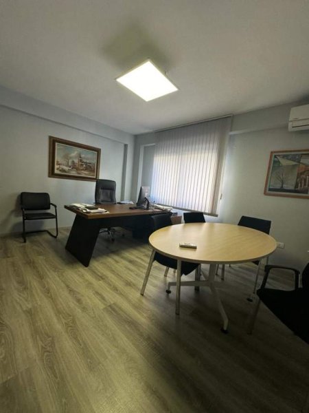 Tirane, jepet me qera ambjent biznesi Kati 4, 140 m² 1.300 Euro (Bllok)