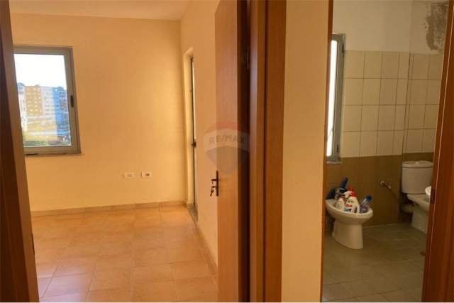 Tirane, jepet me qera apartament 2+1 110 m² 350 Euro