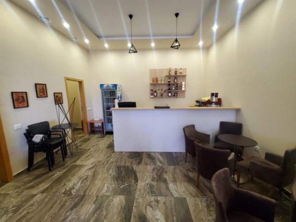Tirane, jepet me qera bar-kafe 55 m² 600 Euro (Ish Fusha Aviacionit)